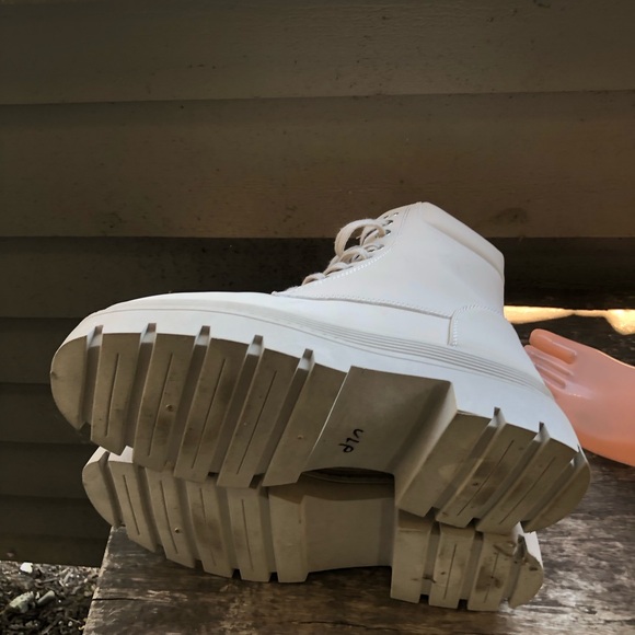 Shodazzel Tevos Women’s Cream Patent Leather Chunky Combat Boot Size 8.5 - Picture 10 of 12